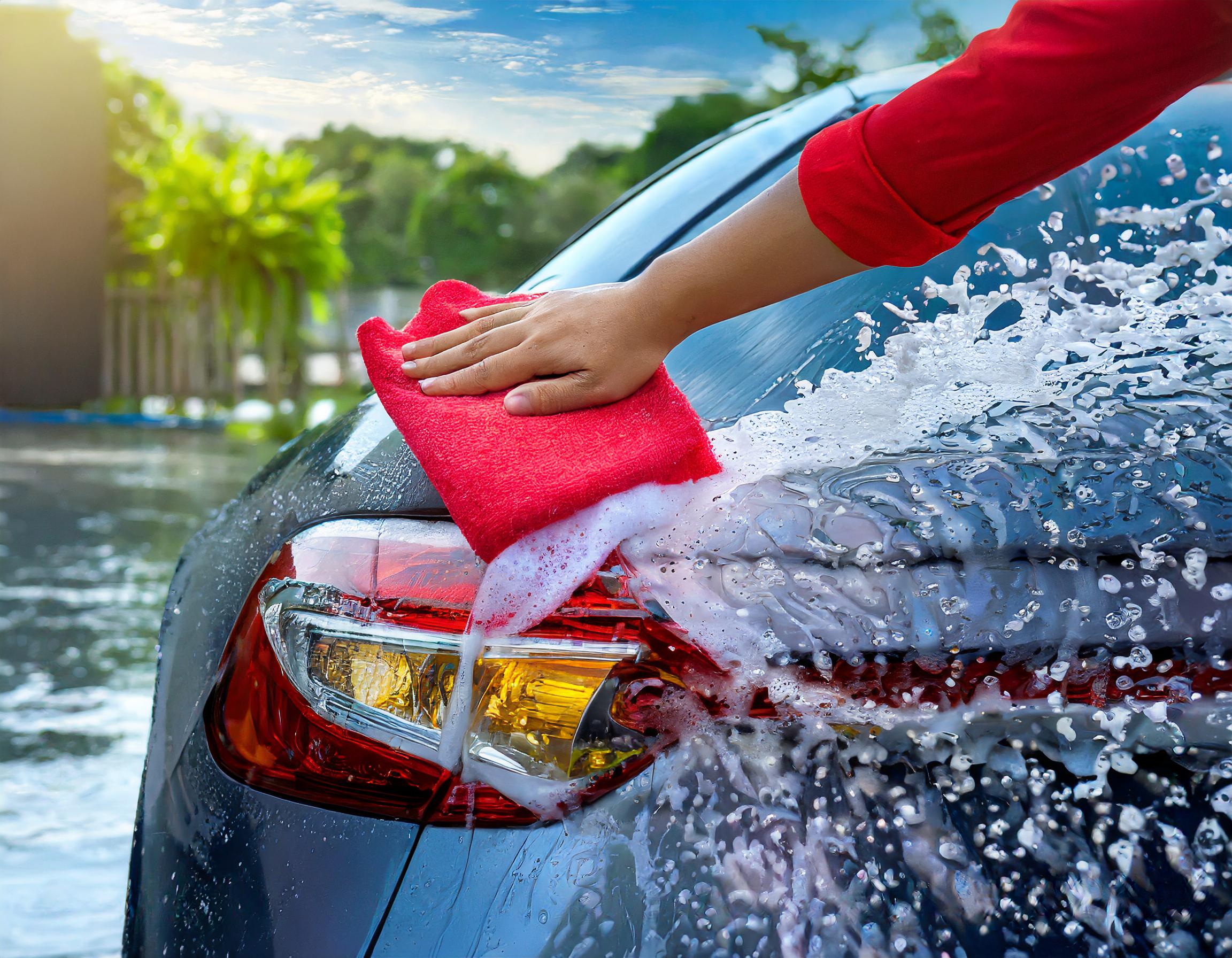 Prüfung eines Fahrzeugs in einem TÜV-Zentrum