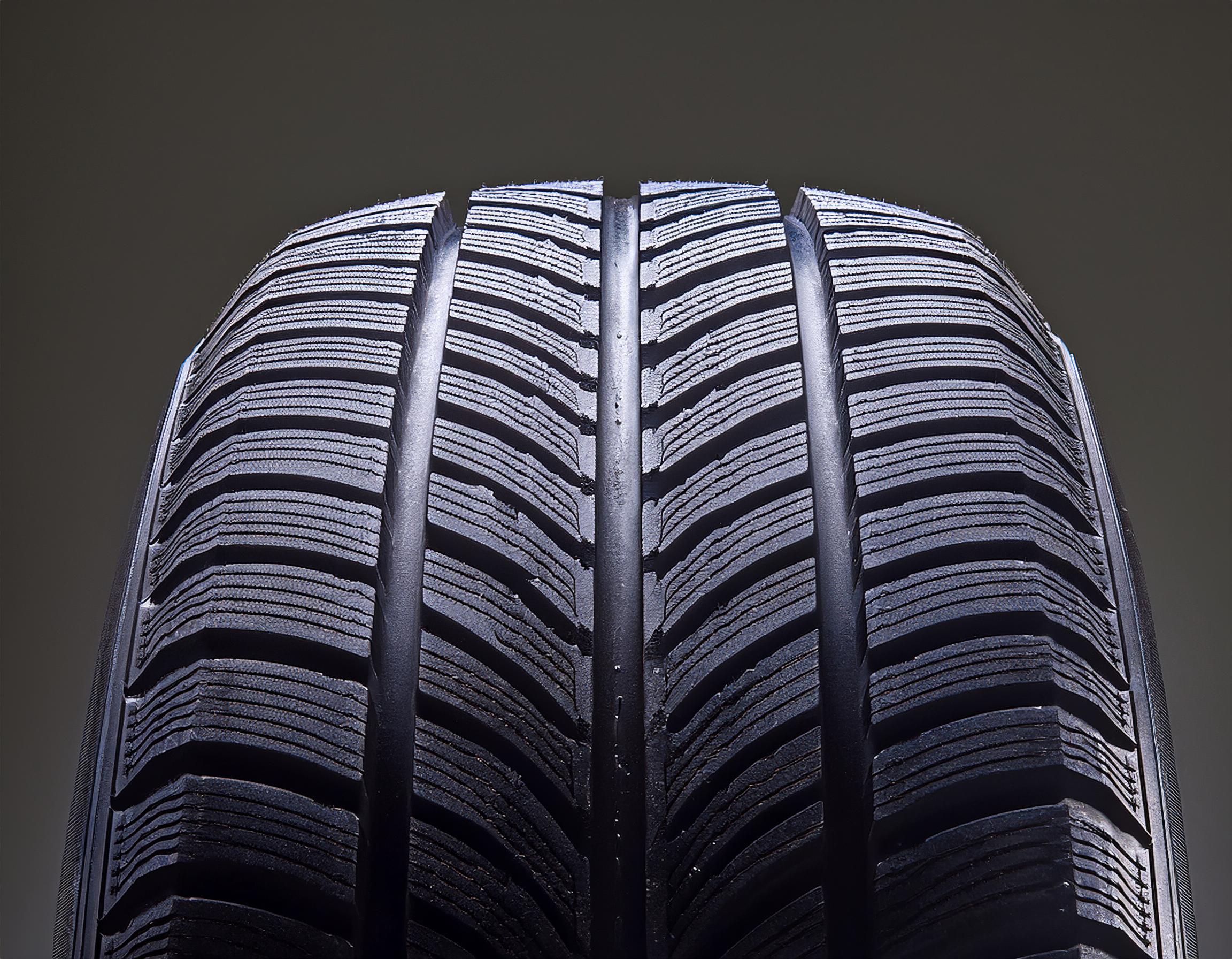 Technische Fahrzeugprüfung in Aktion, moderne Kfz-Prüfgeräte