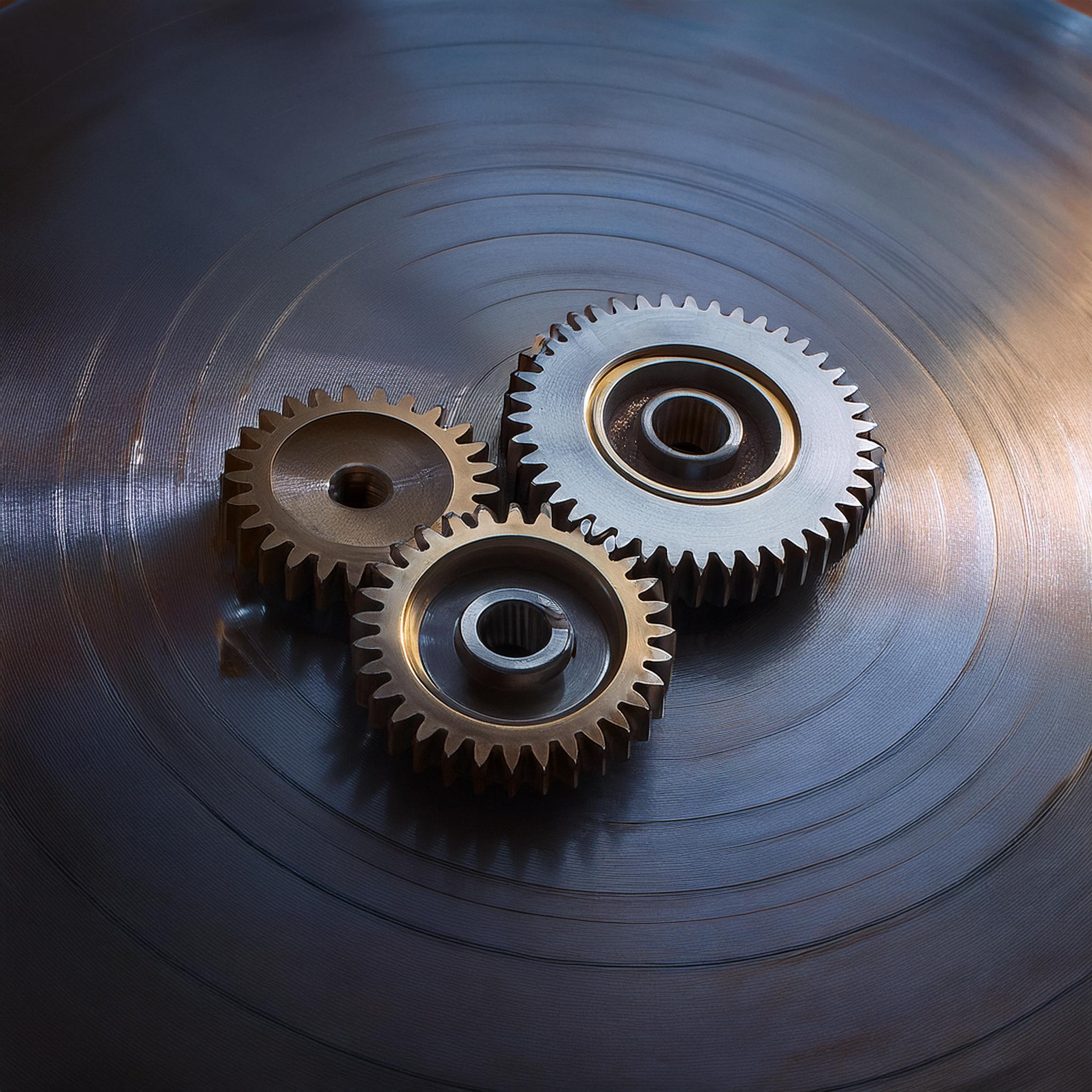 Gruppe von Menschen, die sich über Autotechnologie unterhalten