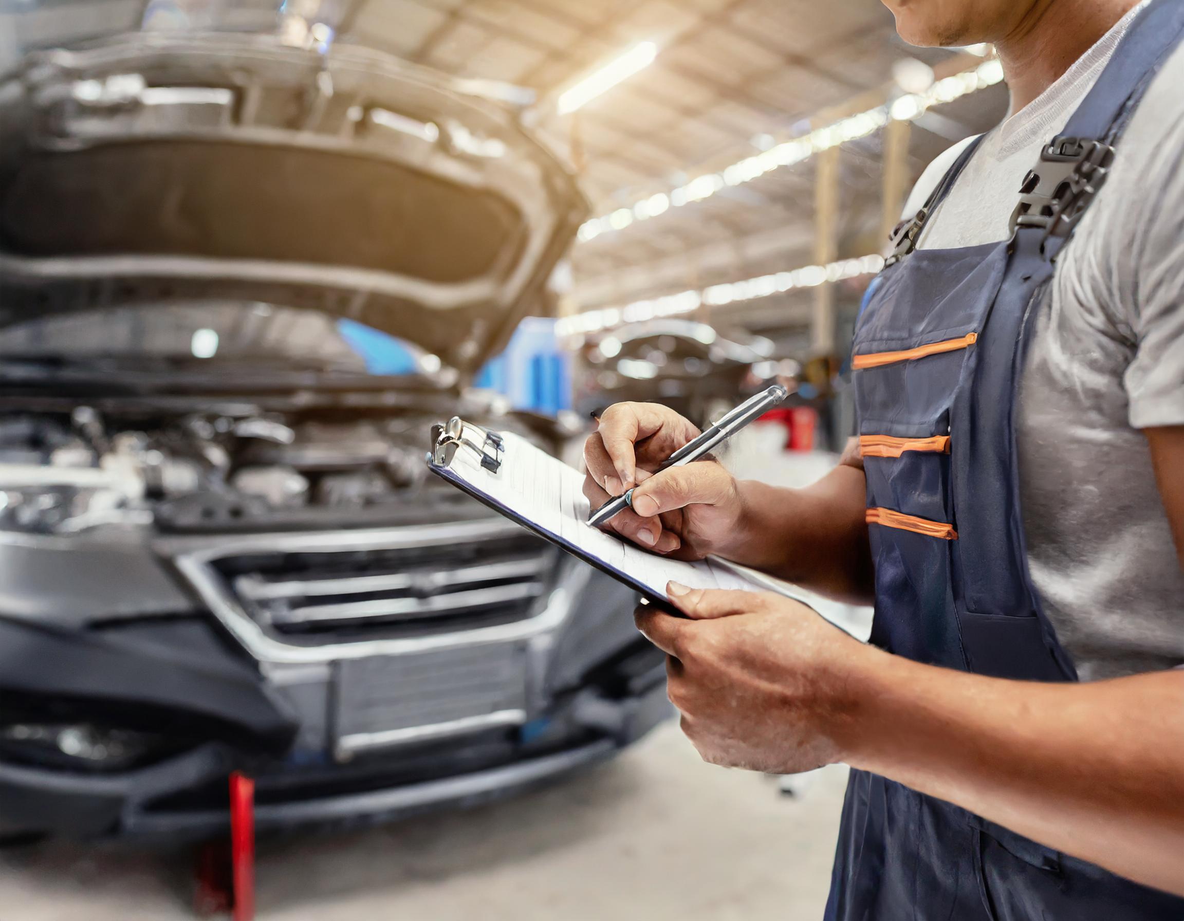 TÜV-Abnahme bei einem PKW, Prüfstation mit Prüfingenieur