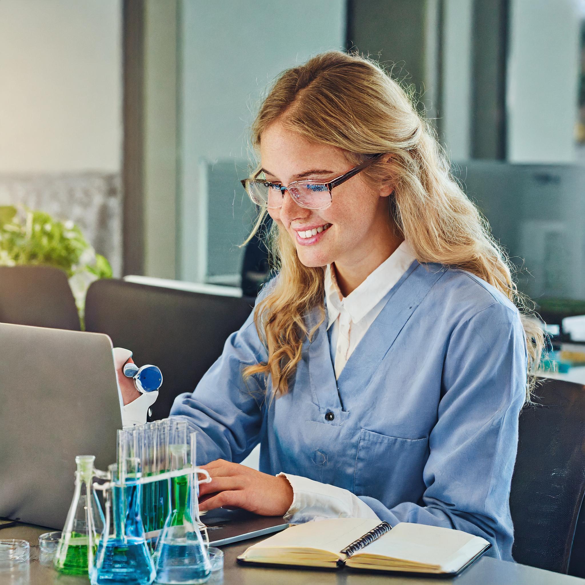 Data Scientist in Heerlen, Niederlande, mit Laptop und Datenanalyse-Diagrammen