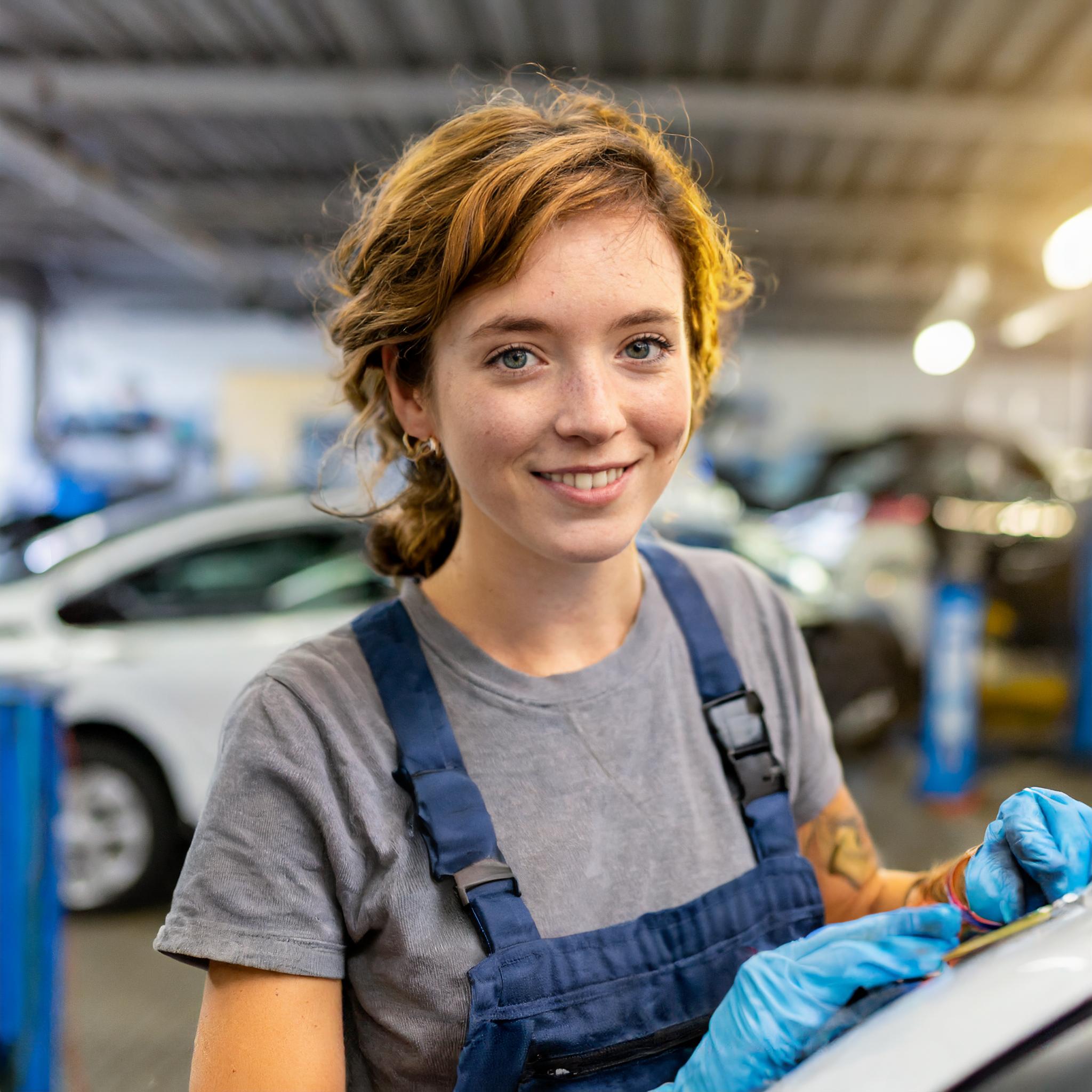 Freundliches Teammitglied in der Garage beim Kundenservice
